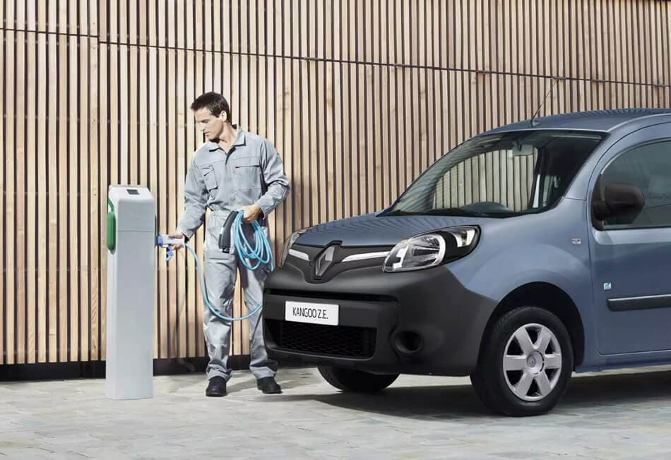 Automonteur staat naast een Renault busje